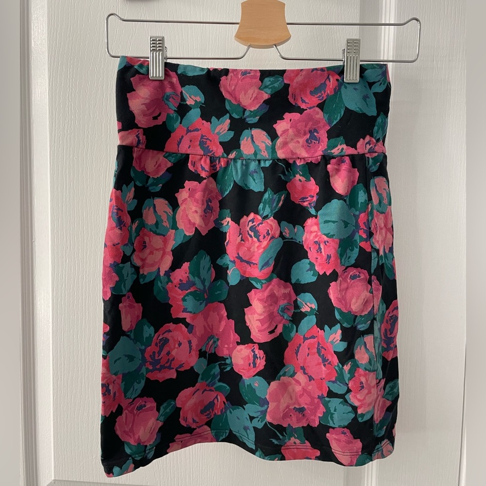 Aritzia Talula Skirt - rose pattern